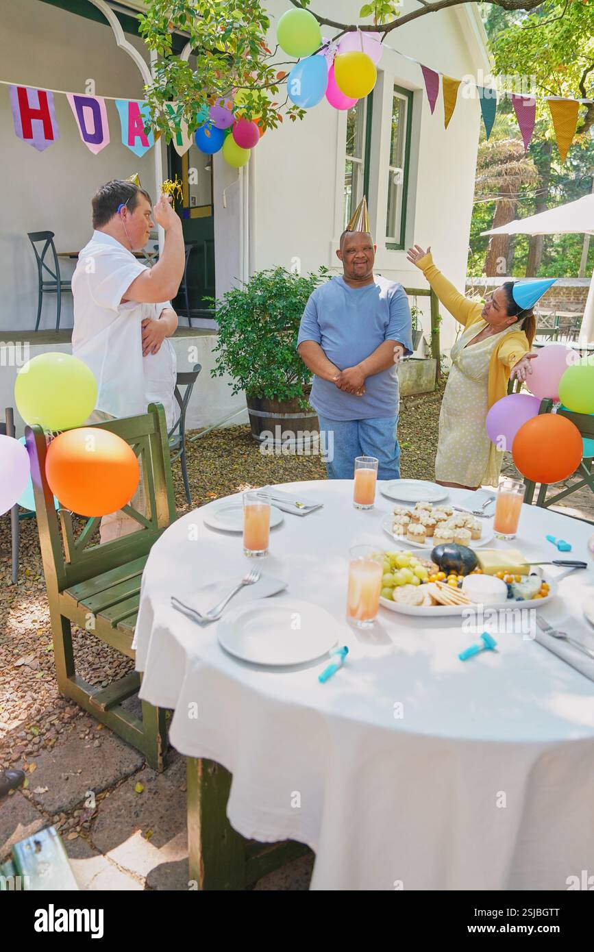 Amici disabili che festeggiano il compleanno Foto Stock