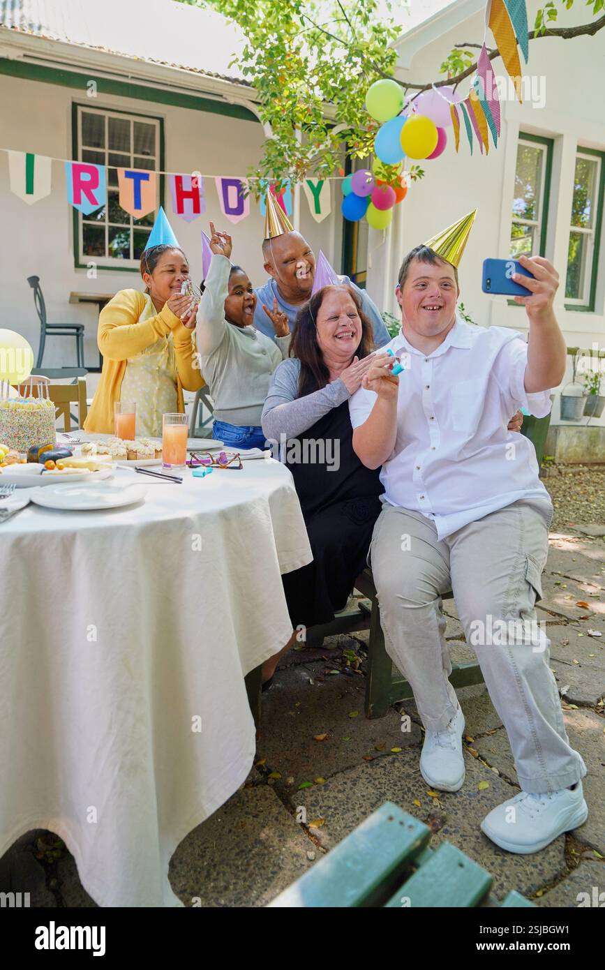 Amici disabili che festeggiano il compleanno Foto Stock