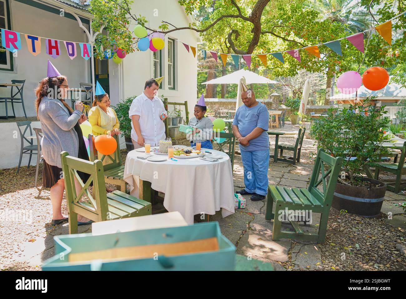 Amici disabili che festeggiano il compleanno Foto Stock