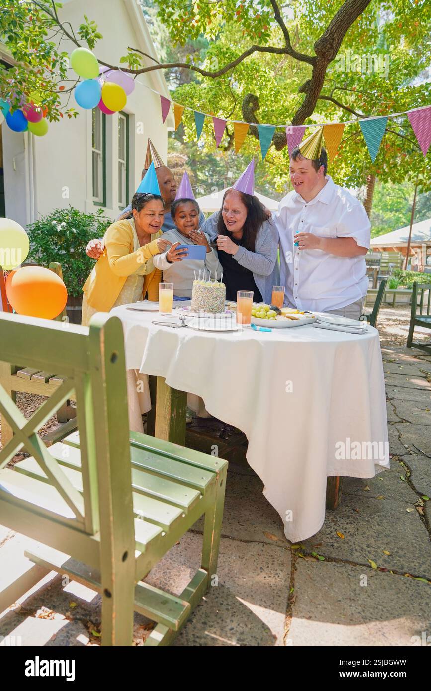 Amici disabili che festeggiano il compleanno Foto Stock