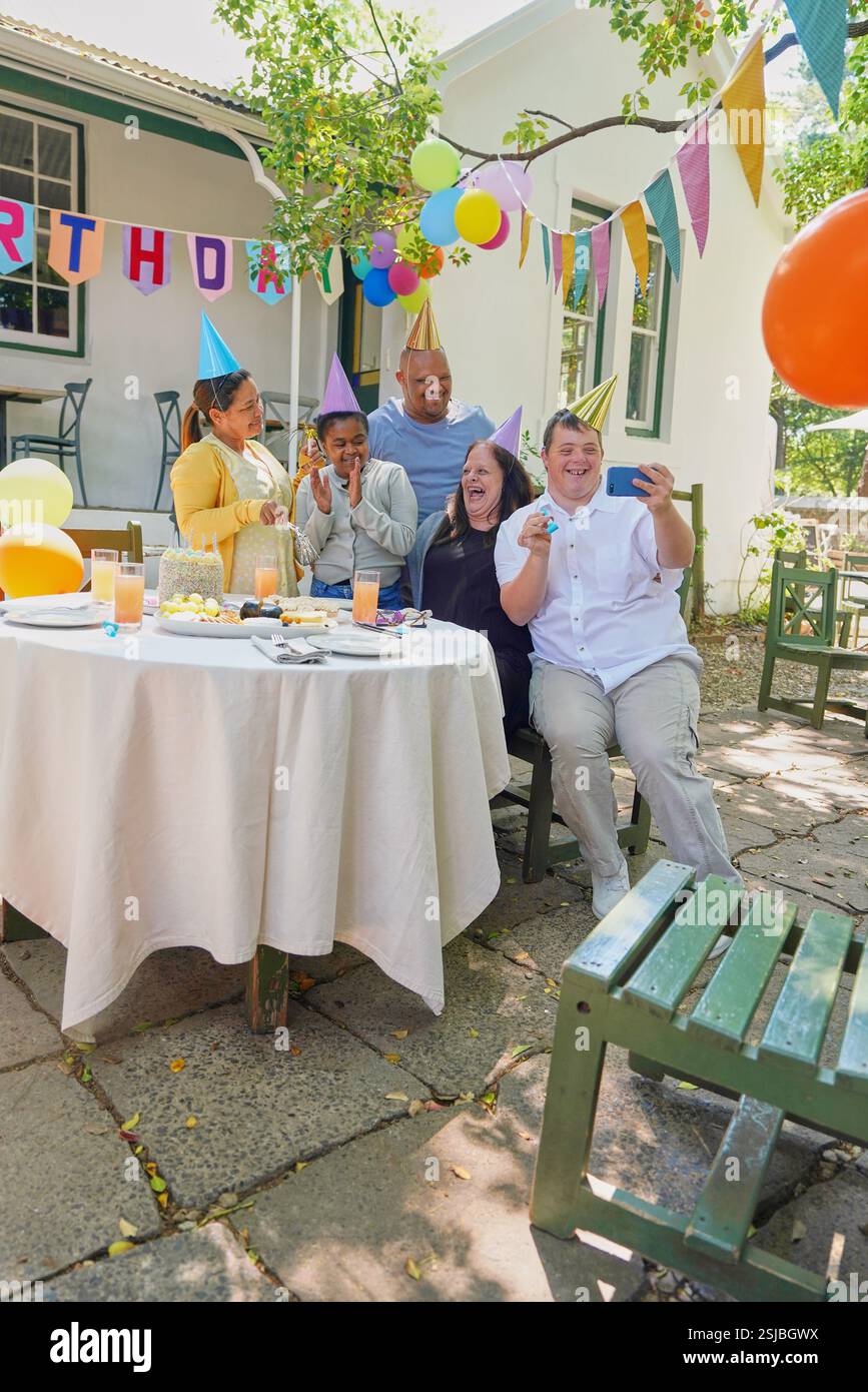 Amici disabili che festeggiano il compleanno Foto Stock