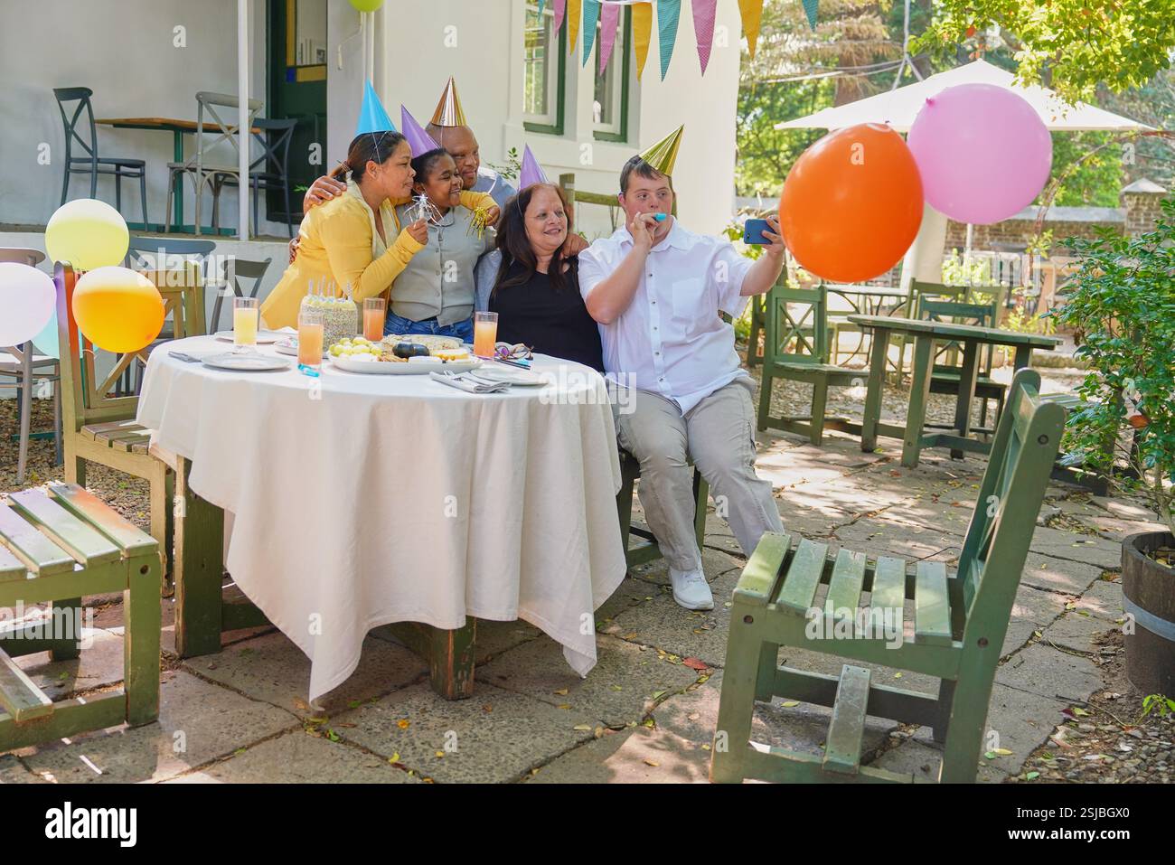 Amici disabili che festeggiano il compleanno Foto Stock