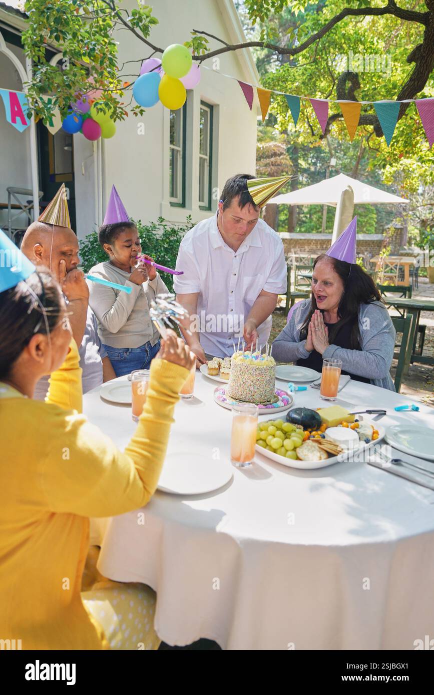 Amici disabili che festeggiano il compleanno Foto Stock