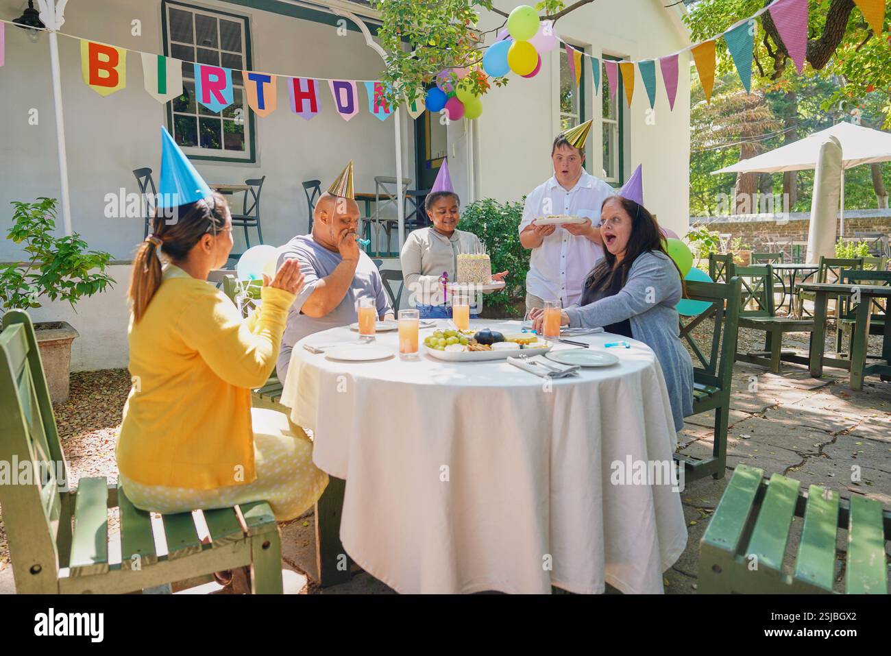 Amici disabili che festeggiano il compleanno Foto Stock
