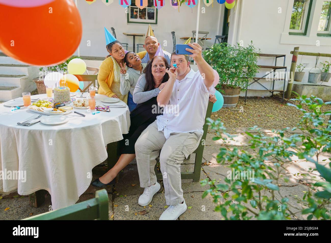 Amici disabili che festeggiano il compleanno Foto Stock