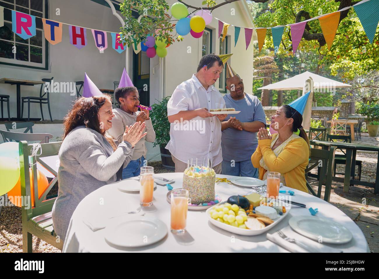 Amici disabili che festeggiano il compleanno Foto Stock