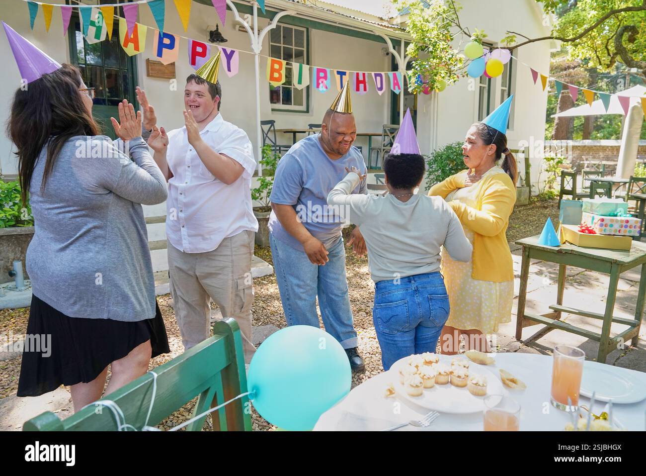Amici disabili che festeggiano il compleanno Foto Stock