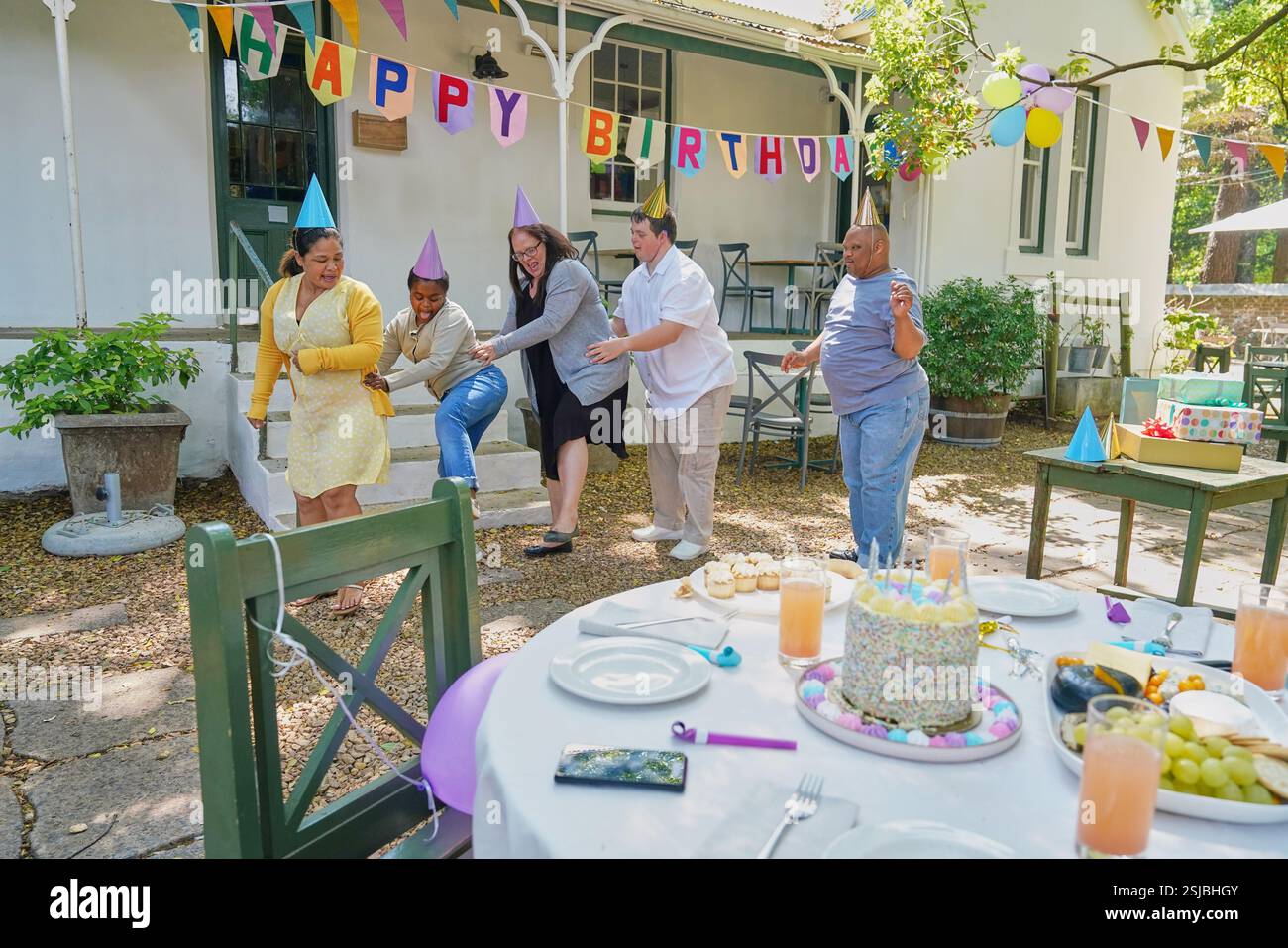 Amici disabili che festeggiano il compleanno Foto Stock