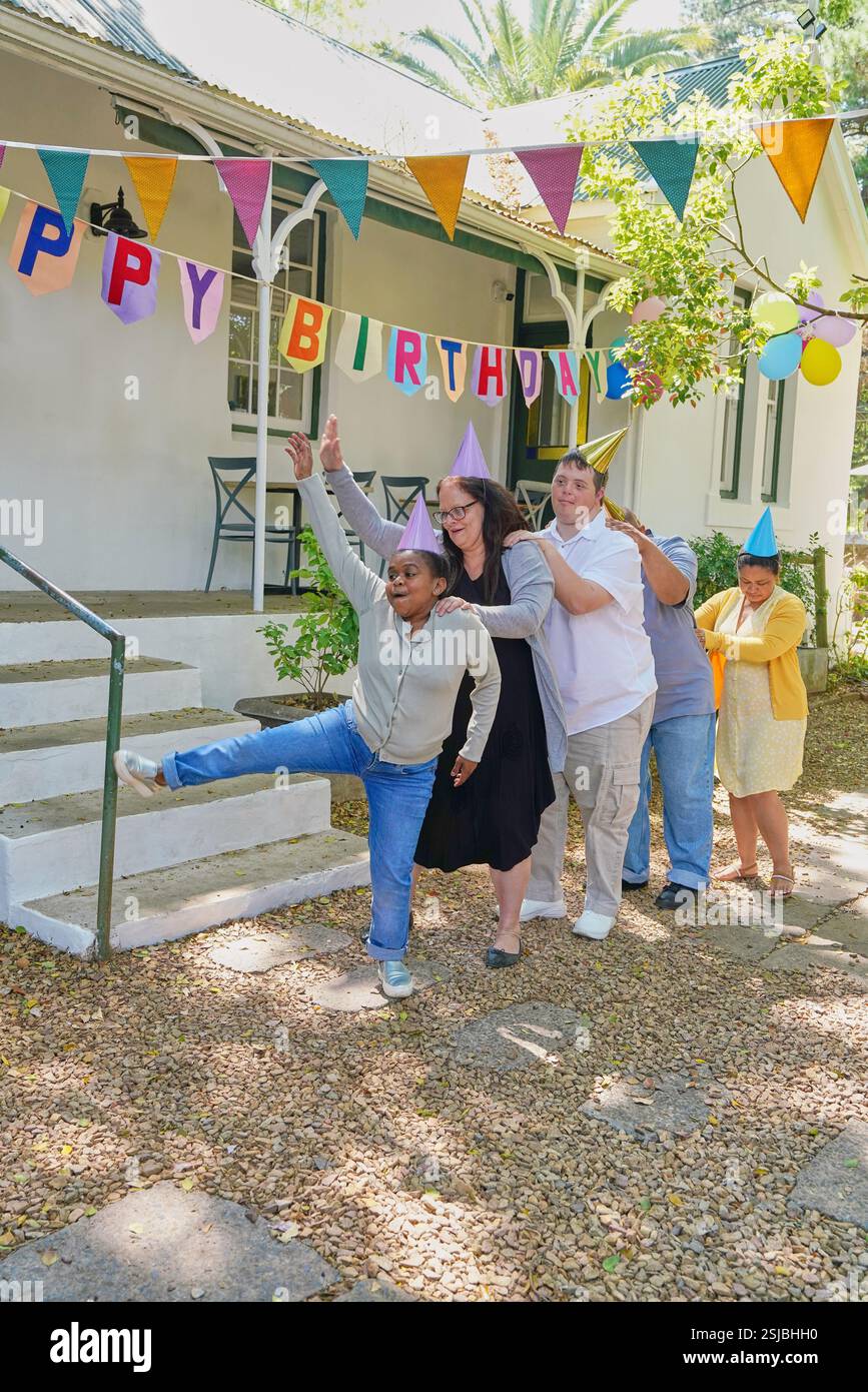 Amici disabili che festeggiano il compleanno Foto Stock
