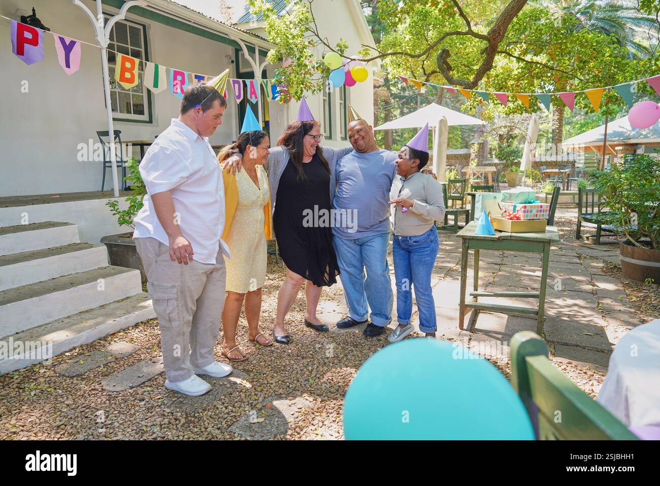 Amici disabili che festeggiano il compleanno Foto Stock