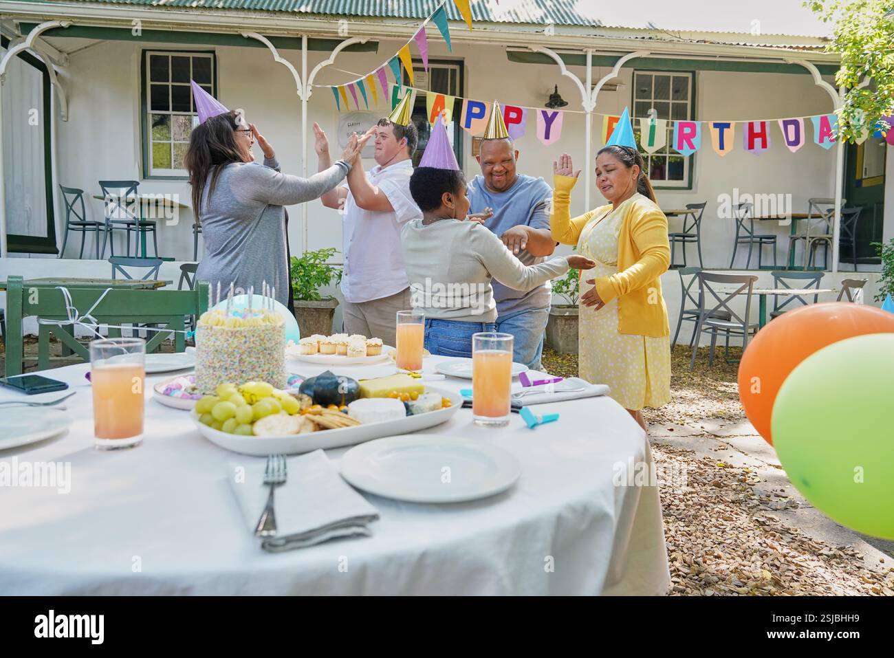 Amici disabili che festeggiano il compleanno Foto Stock