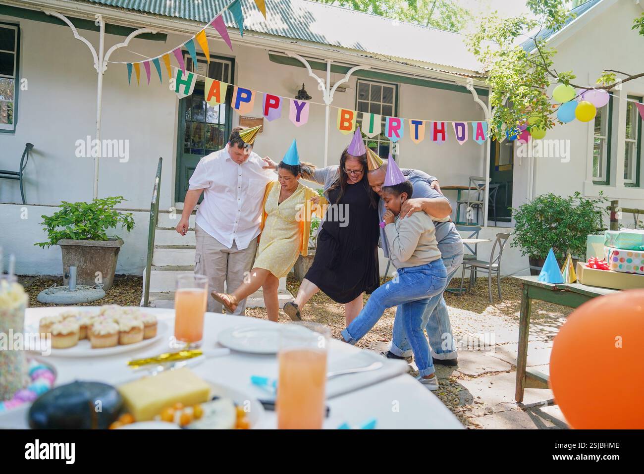 Amici disabili che festeggiano il compleanno Foto Stock