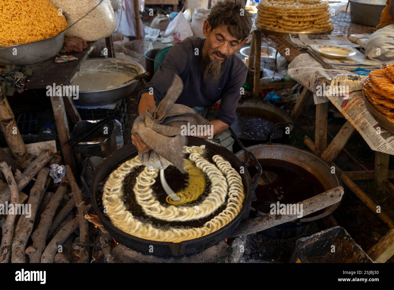 Una deliziosa gamma di cibi e dolci tradizionali al Lok o Karushilpo Mela, la Fiera Folk Craft di Sonargaon, Narayanganj, Bangladesh, che celebra il Foto Stock