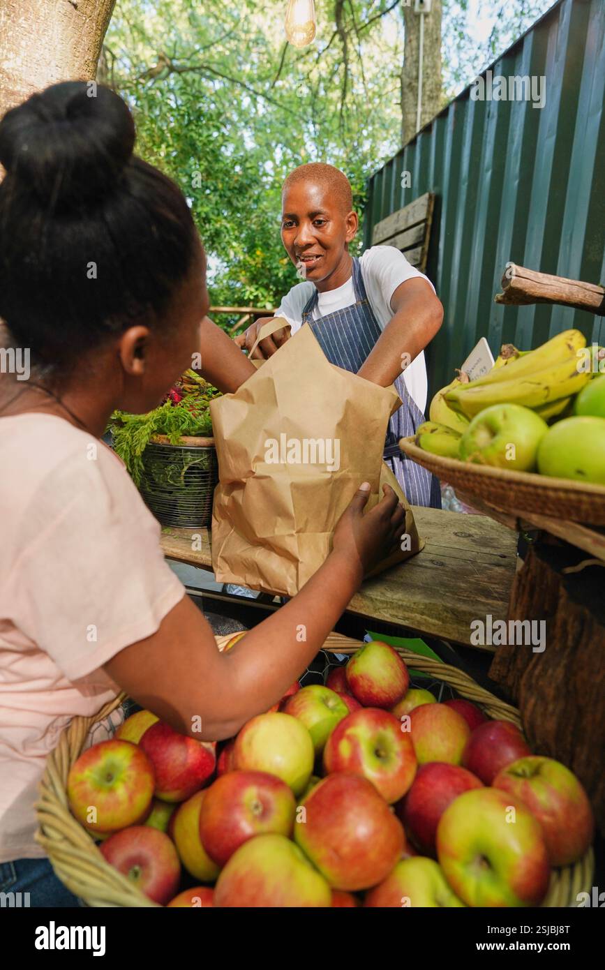 Donne disabili che lavorano nel mercato agricolo della comunità Foto Stock