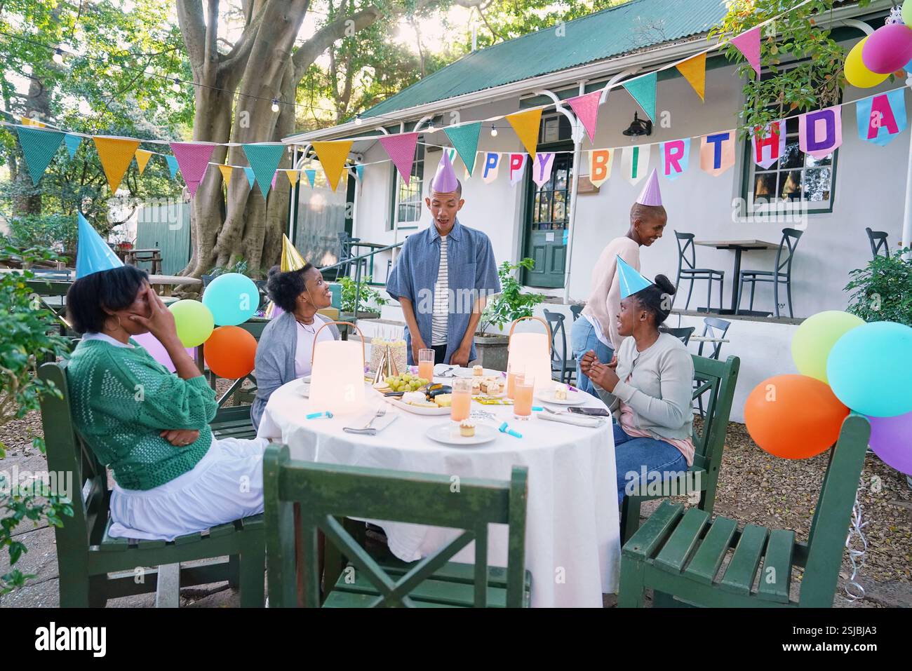 Amici disabili che festeggiano il compleanno Foto Stock