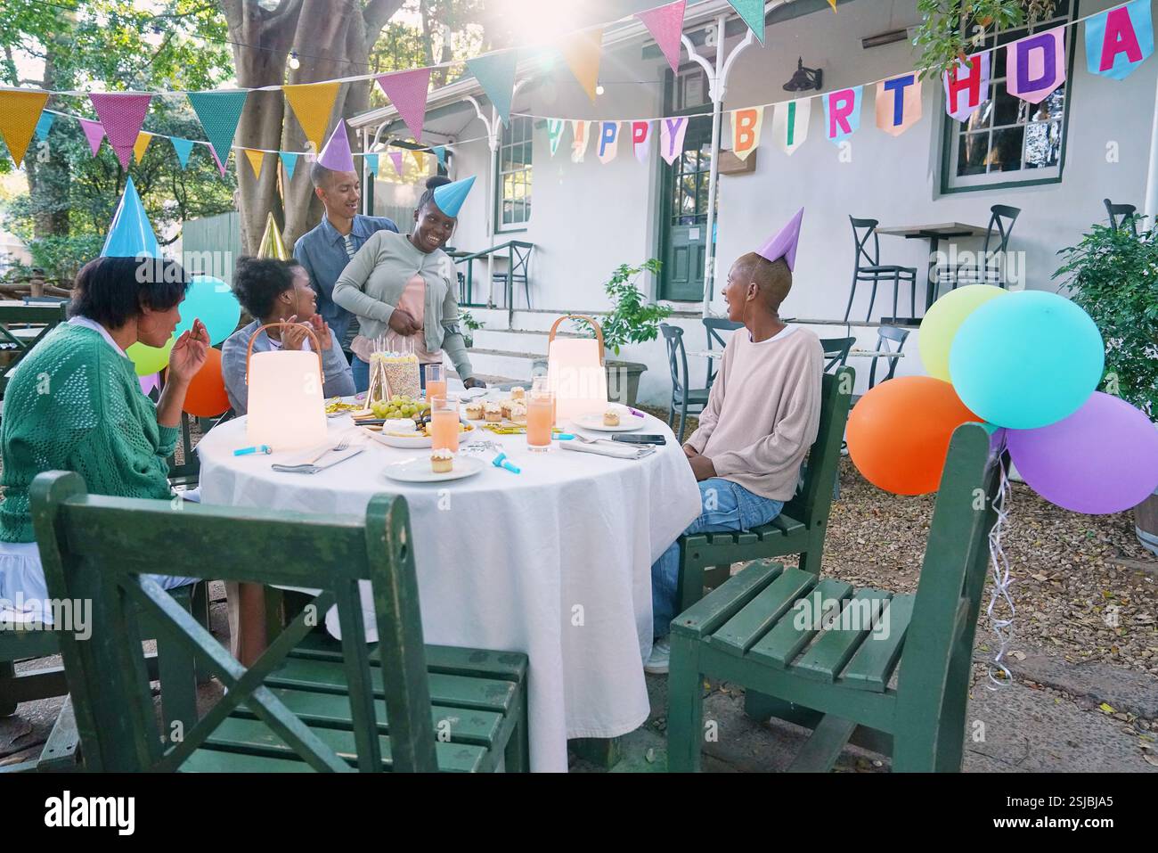 Amici disabili che festeggiano il compleanno Foto Stock