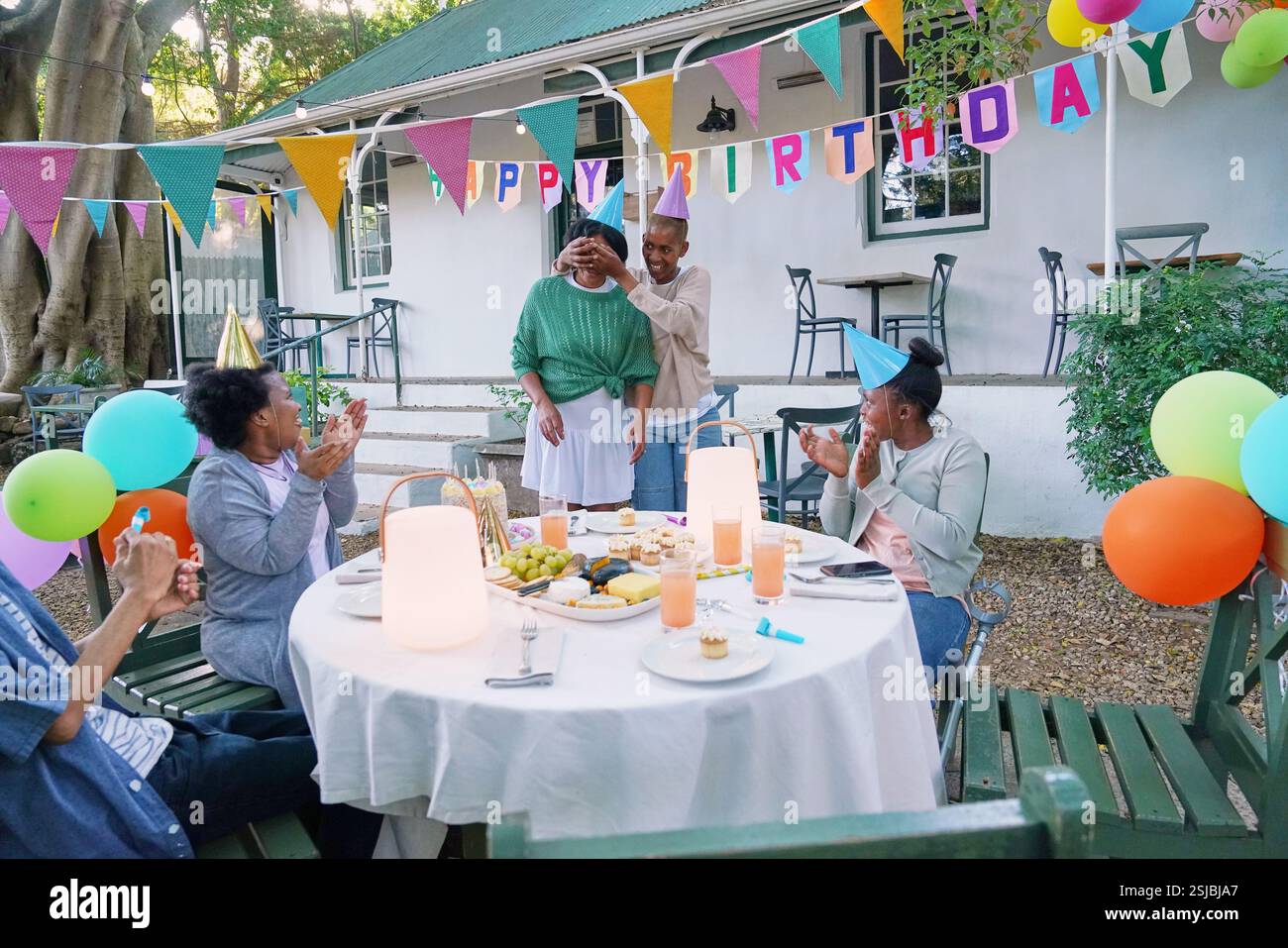 Amici disabili che festeggiano il compleanno Foto Stock
