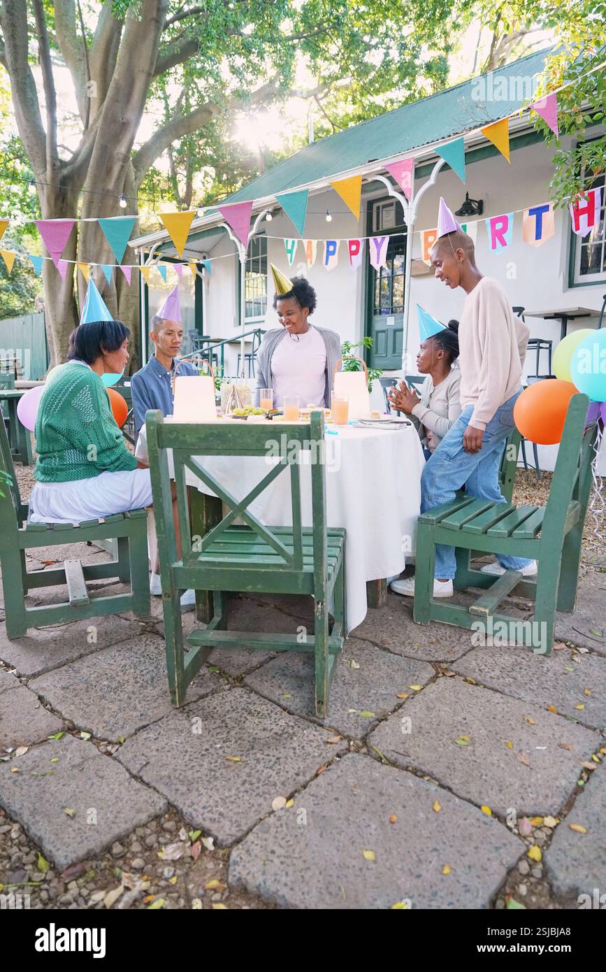 Amici disabili che festeggiano il compleanno Foto Stock