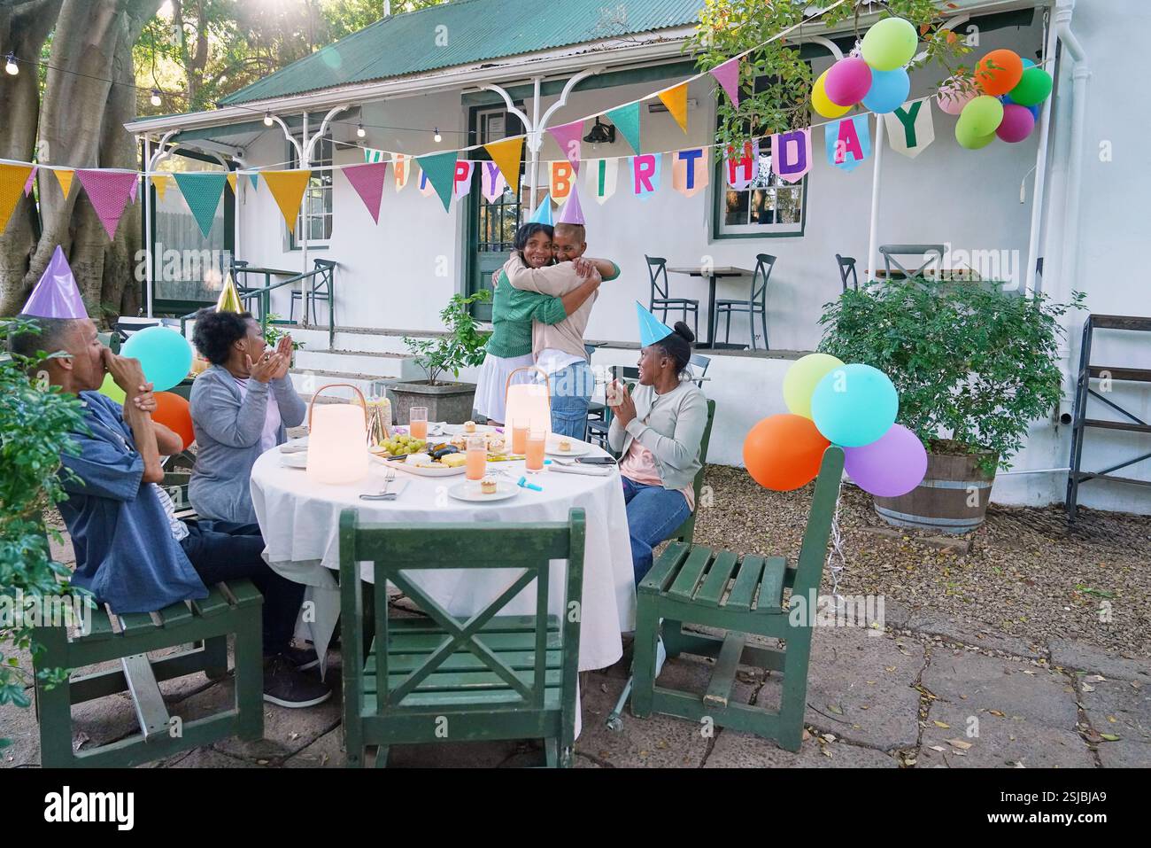 Amici disabili che festeggiano il compleanno Foto Stock