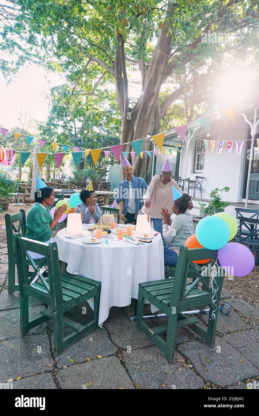 Amici disabili che festeggiano il compleanno Foto Stock