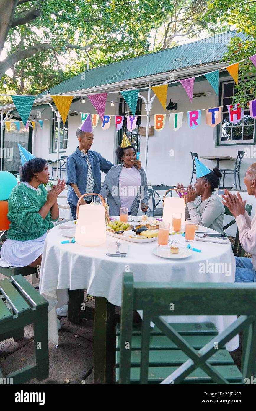 Amici disabili che festeggiano il compleanno Foto Stock