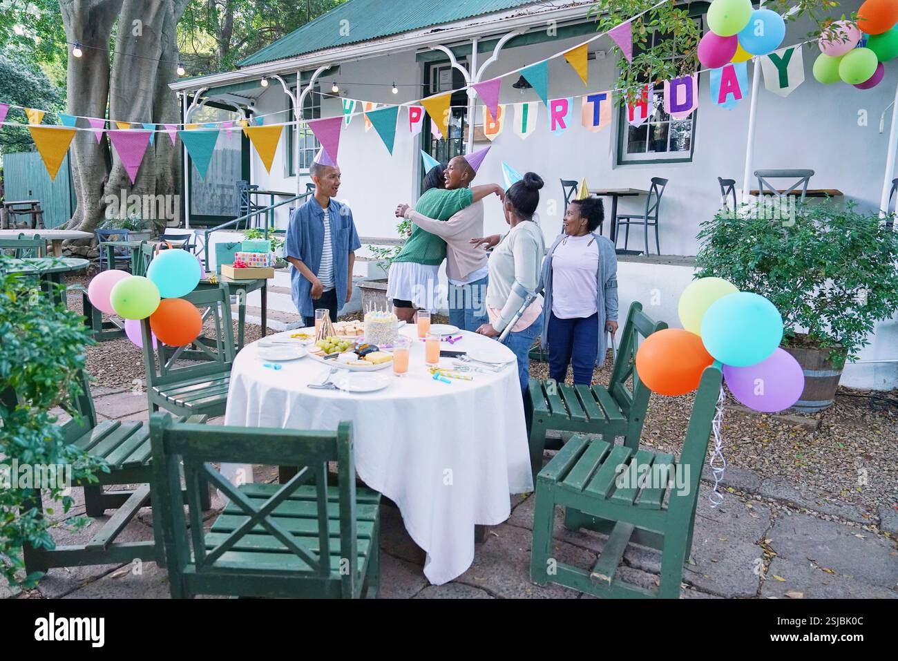 Amici disabili che festeggiano il compleanno Foto Stock