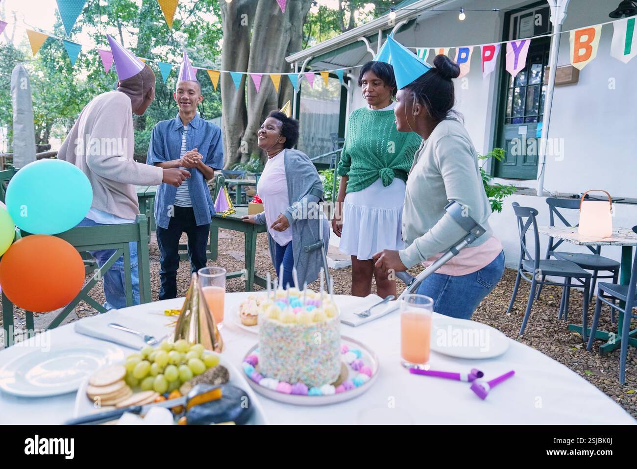 Amici disabili che festeggiano il compleanno Foto Stock