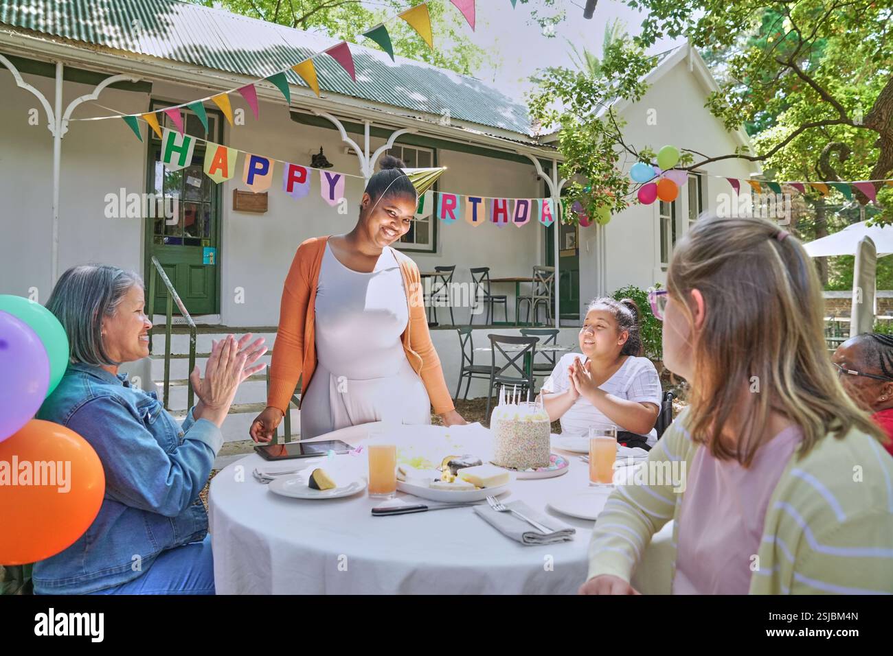 Persone disabili che festeggiano il compleanno Foto Stock