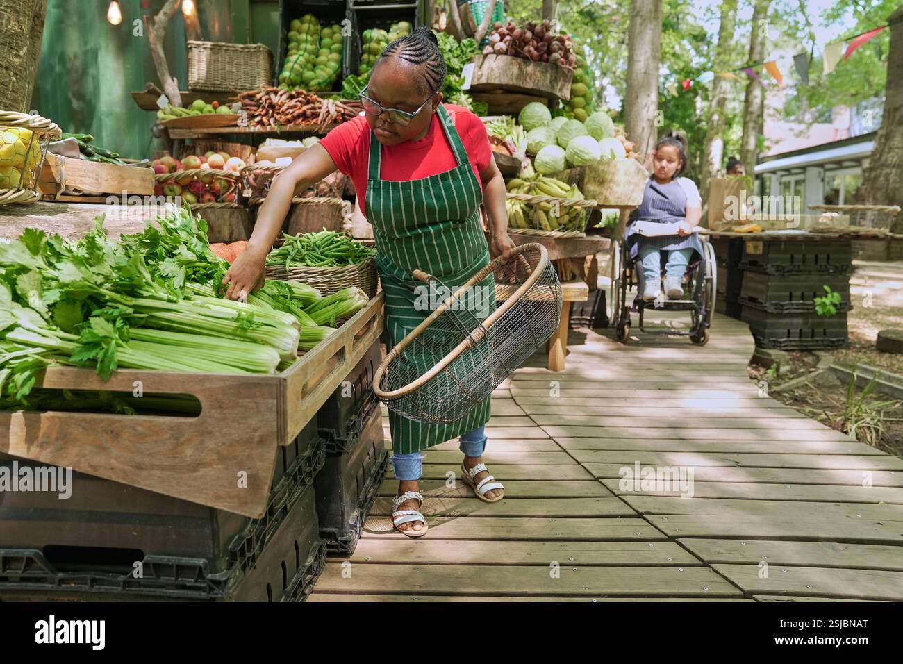 Donne disabili che lavorano al mercato agricolo Foto Stock