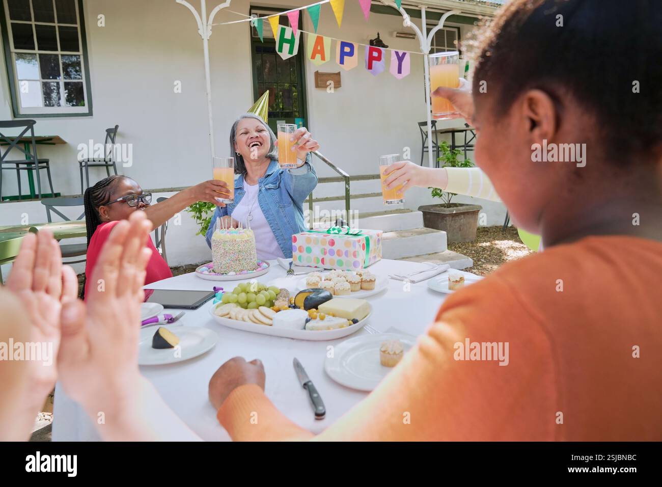 Persone disabili che festeggiano il compleanno Foto Stock