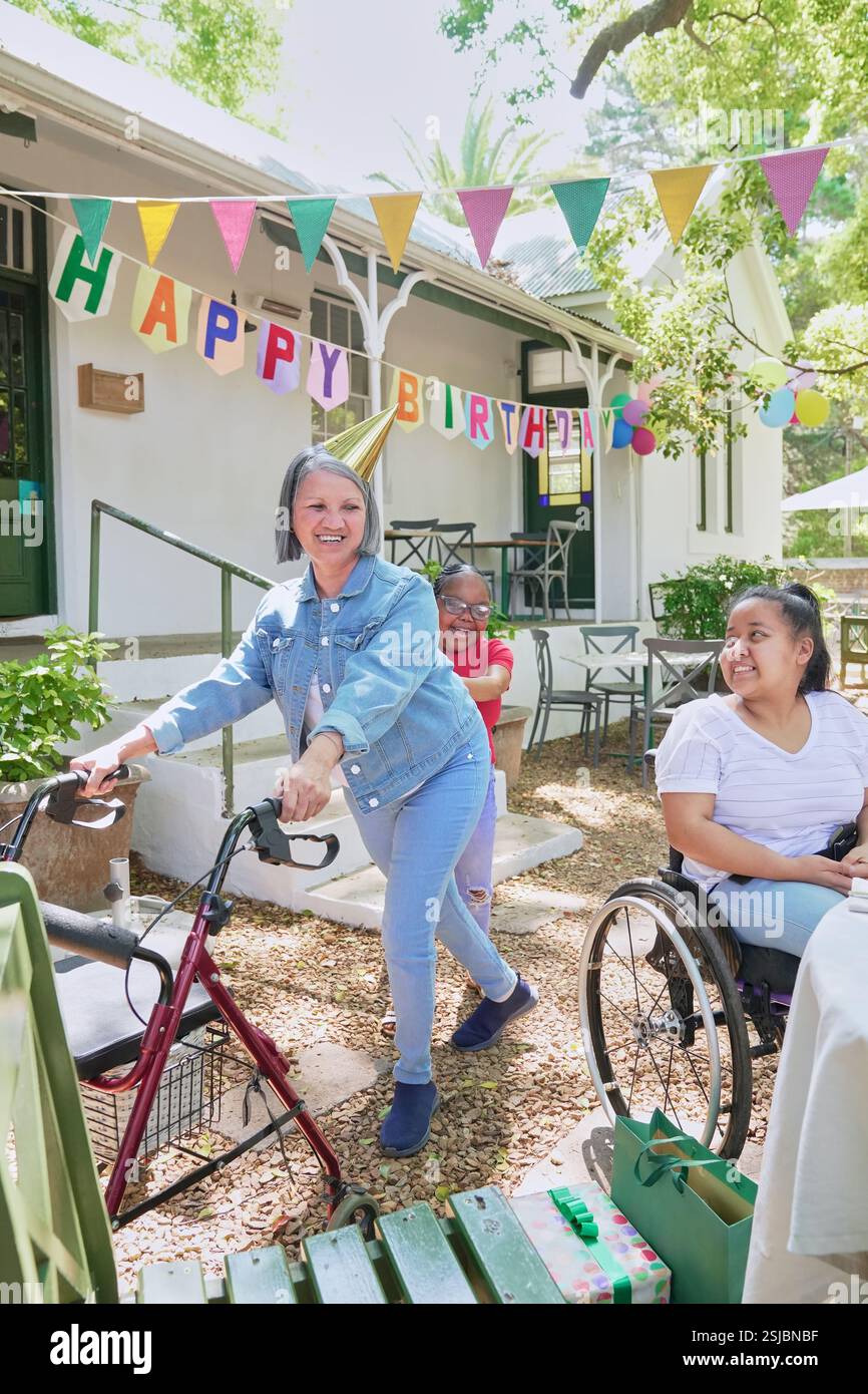 Persone disabili che festeggiano il compleanno Foto Stock