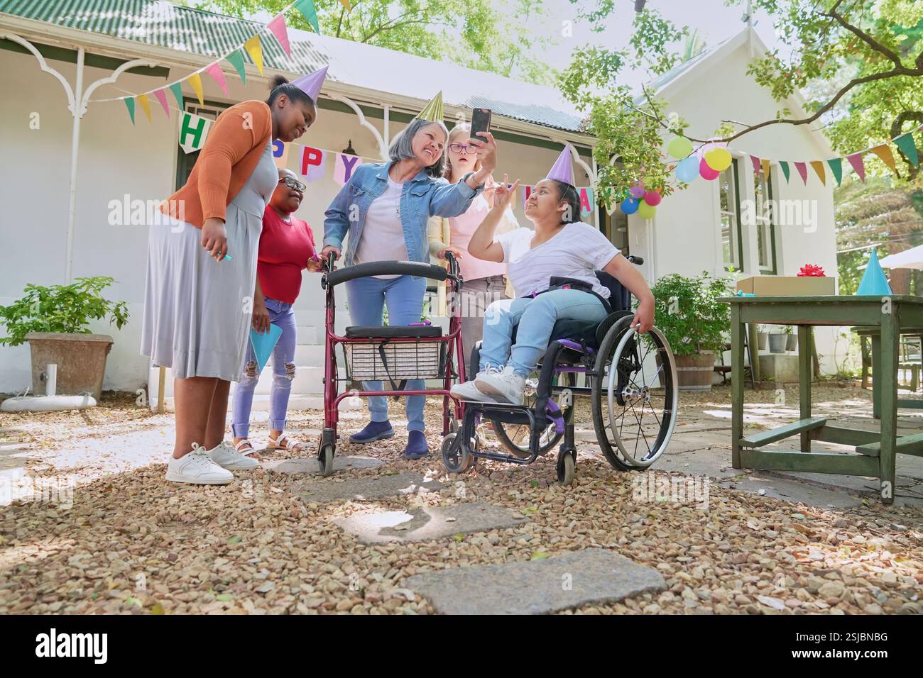 Persone disabili che festeggiano il compleanno Foto Stock