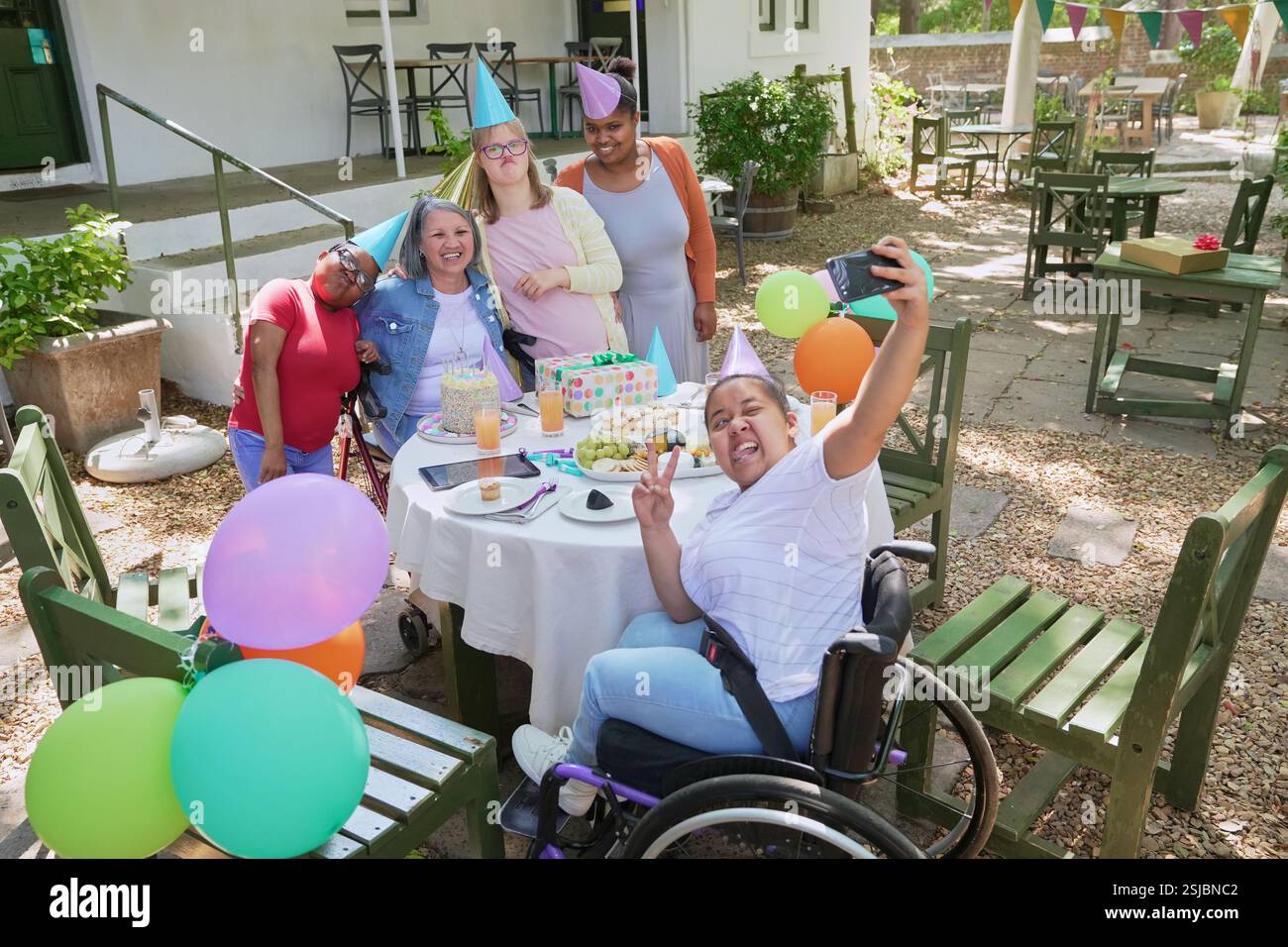 Persone disabili che festeggiano il compleanno Foto Stock