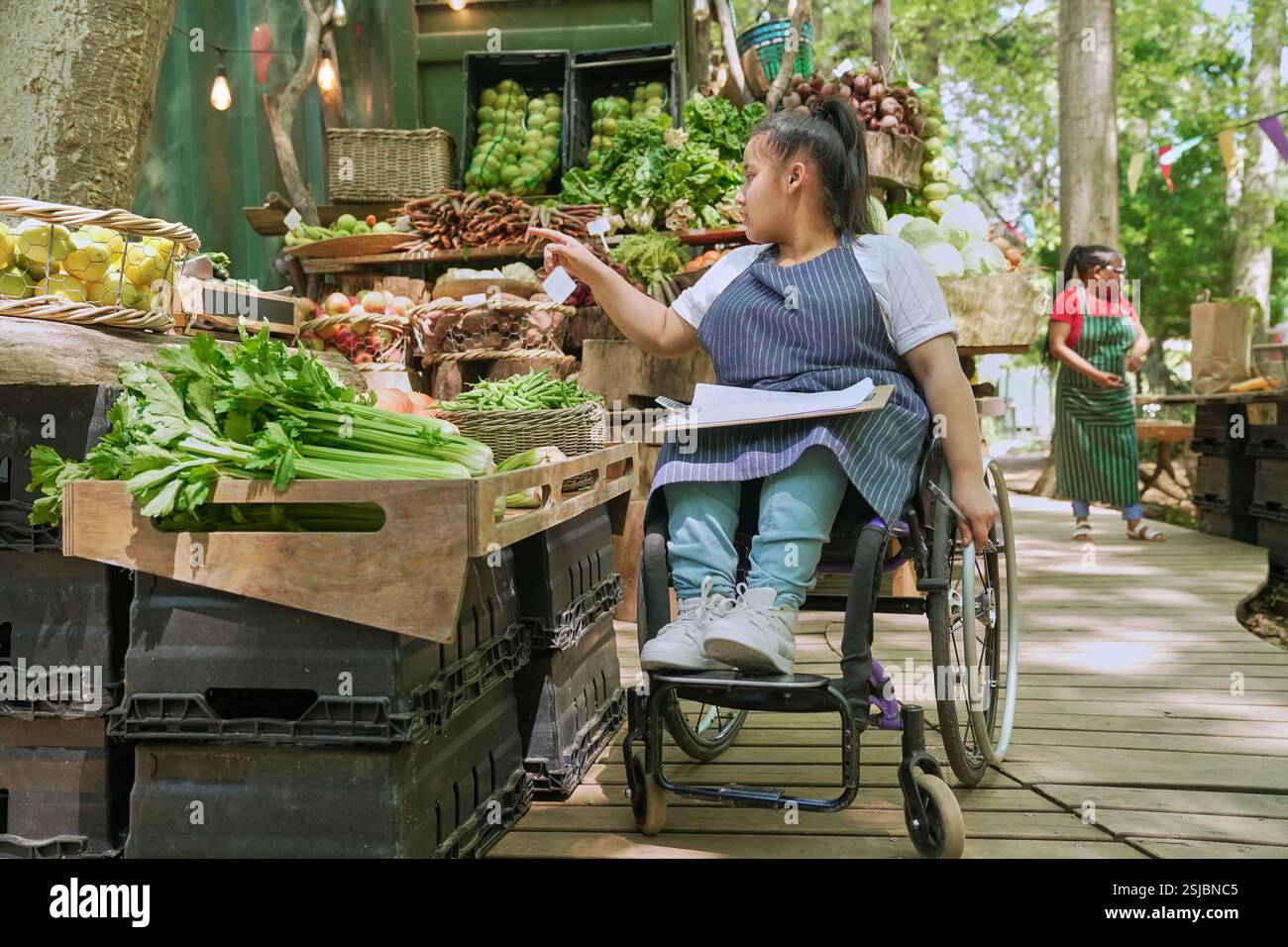 Donne disabili che lavorano al mercato agricolo Foto Stock