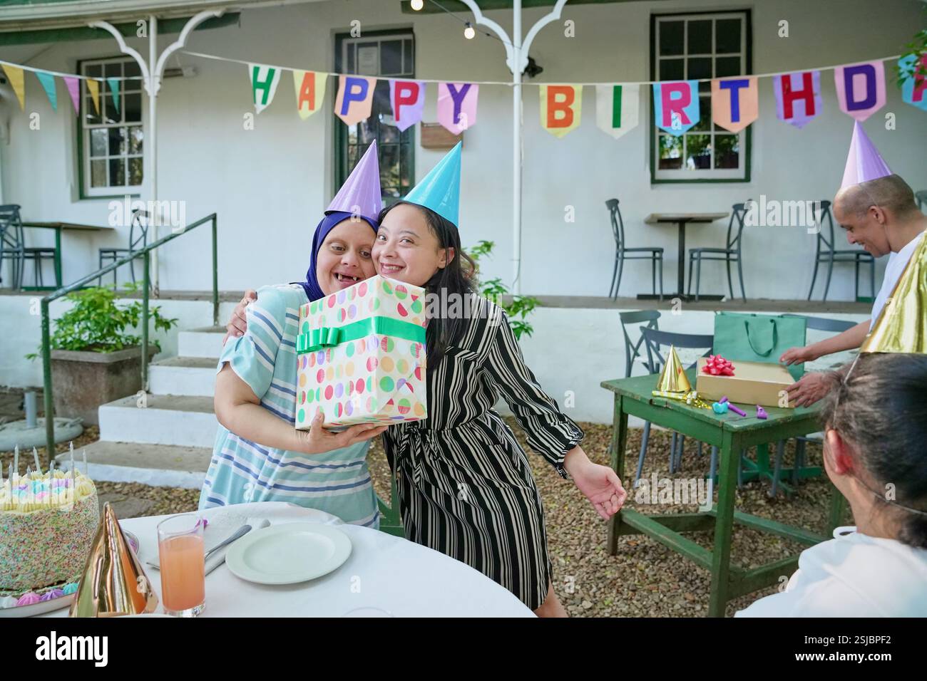 Amici disabili che festeggiano il compleanno Foto Stock