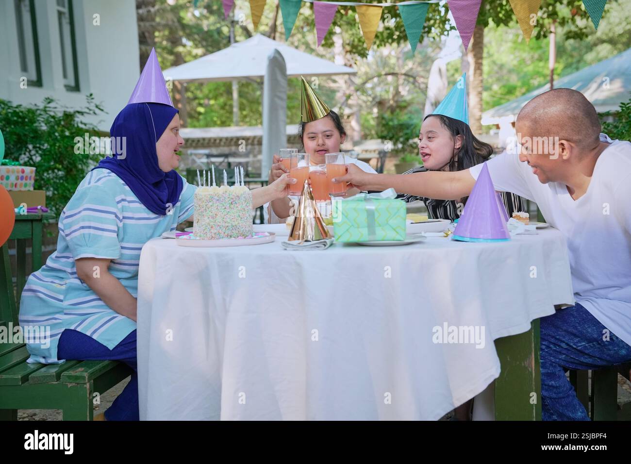 Amici disabili che festeggiano il compleanno Foto Stock