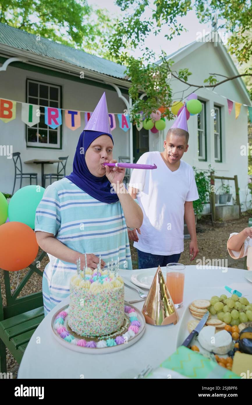 Amici disabili che festeggiano il compleanno Foto Stock