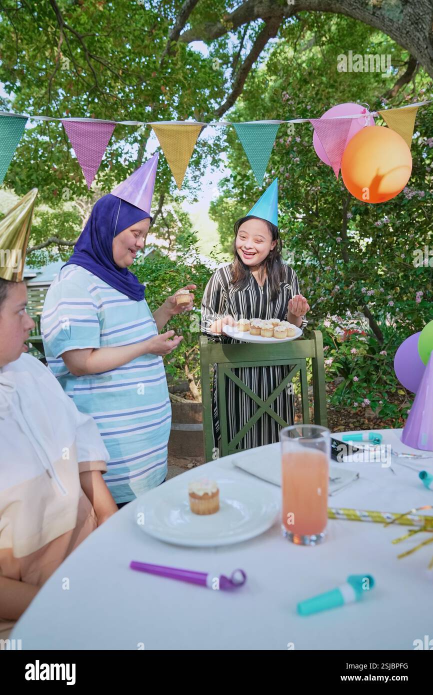 Amici disabili che festeggiano il compleanno Foto Stock