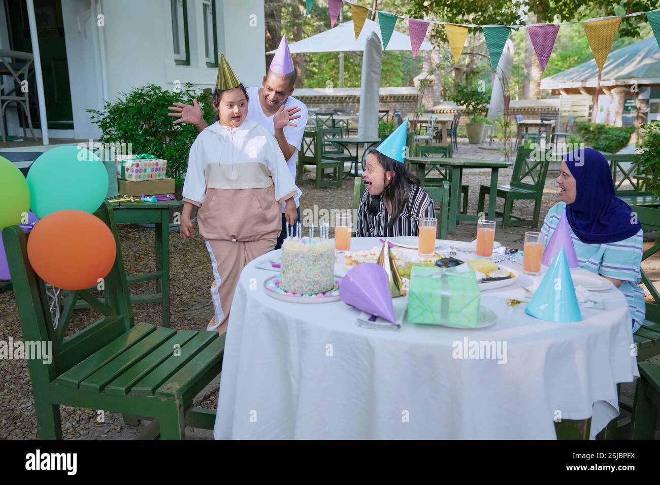 Amici disabili che festeggiano il compleanno Foto Stock