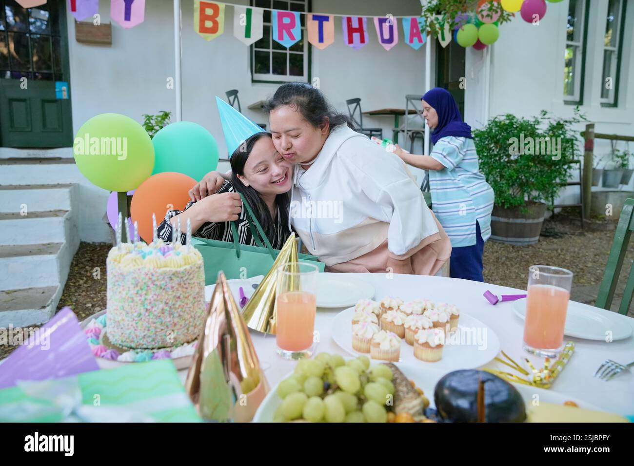 Amici disabili che festeggiano il compleanno Foto Stock