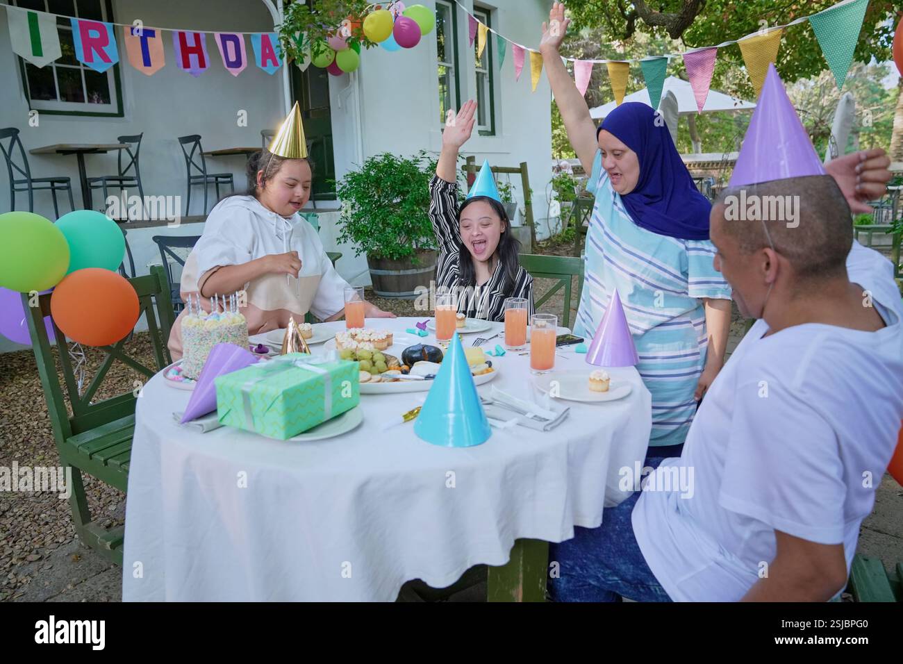 Amici disabili che festeggiano il compleanno Foto Stock