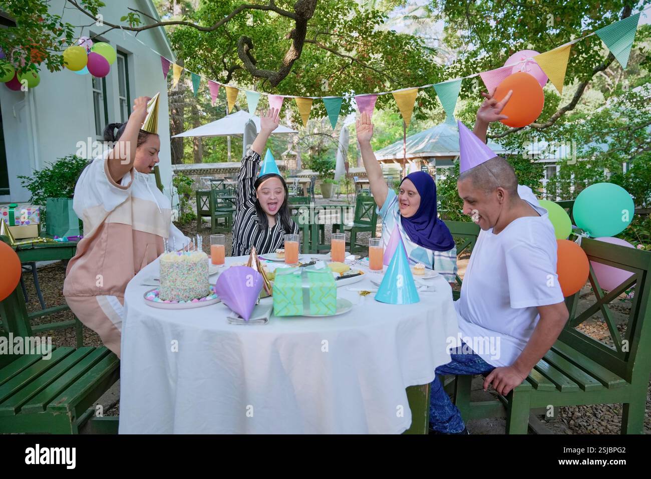Amici disabili che festeggiano il compleanno Foto Stock
