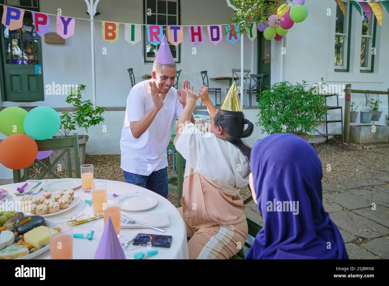 Amici disabili che festeggiano il compleanno Foto Stock