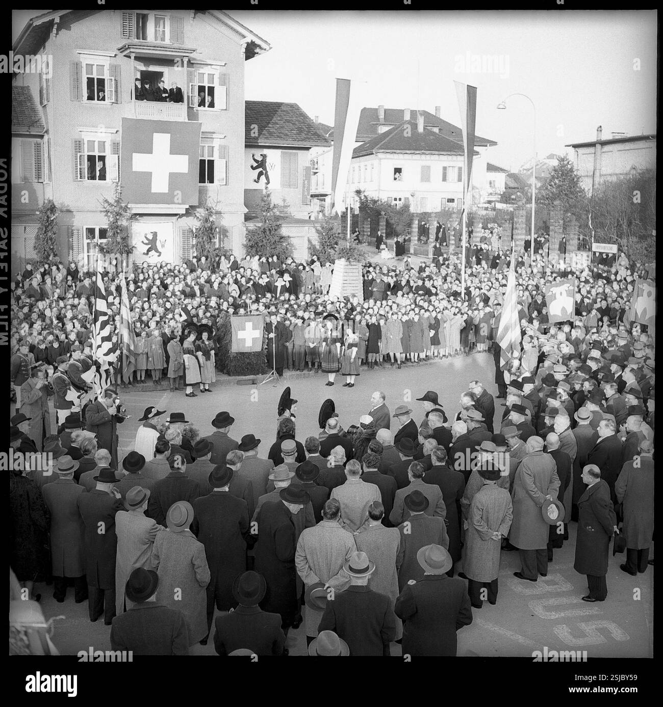 --- St. Gallen feiert Bundesrat Thomas Holenstein am Tag nach seiner Wahl; 1954#St. Gallen celebra il consigliere federale Thomas Holenstein un giorno dopo la sua elezione; 1954- RDB DI DUKAS Foto Stock