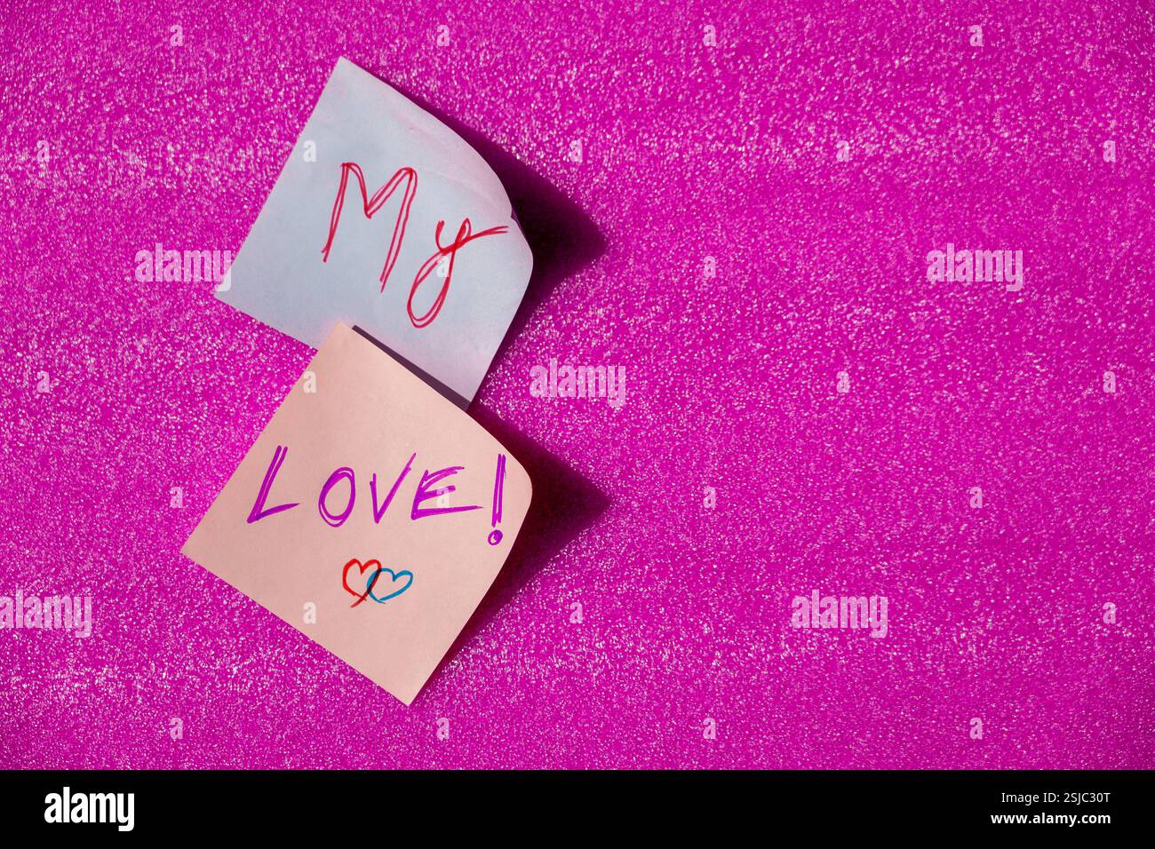 "My Love" scritto a mano su una nota adesiva, su uno sfondo rosa da sogno, ideale per esprimere affetto e romanticismo. Foto Stock