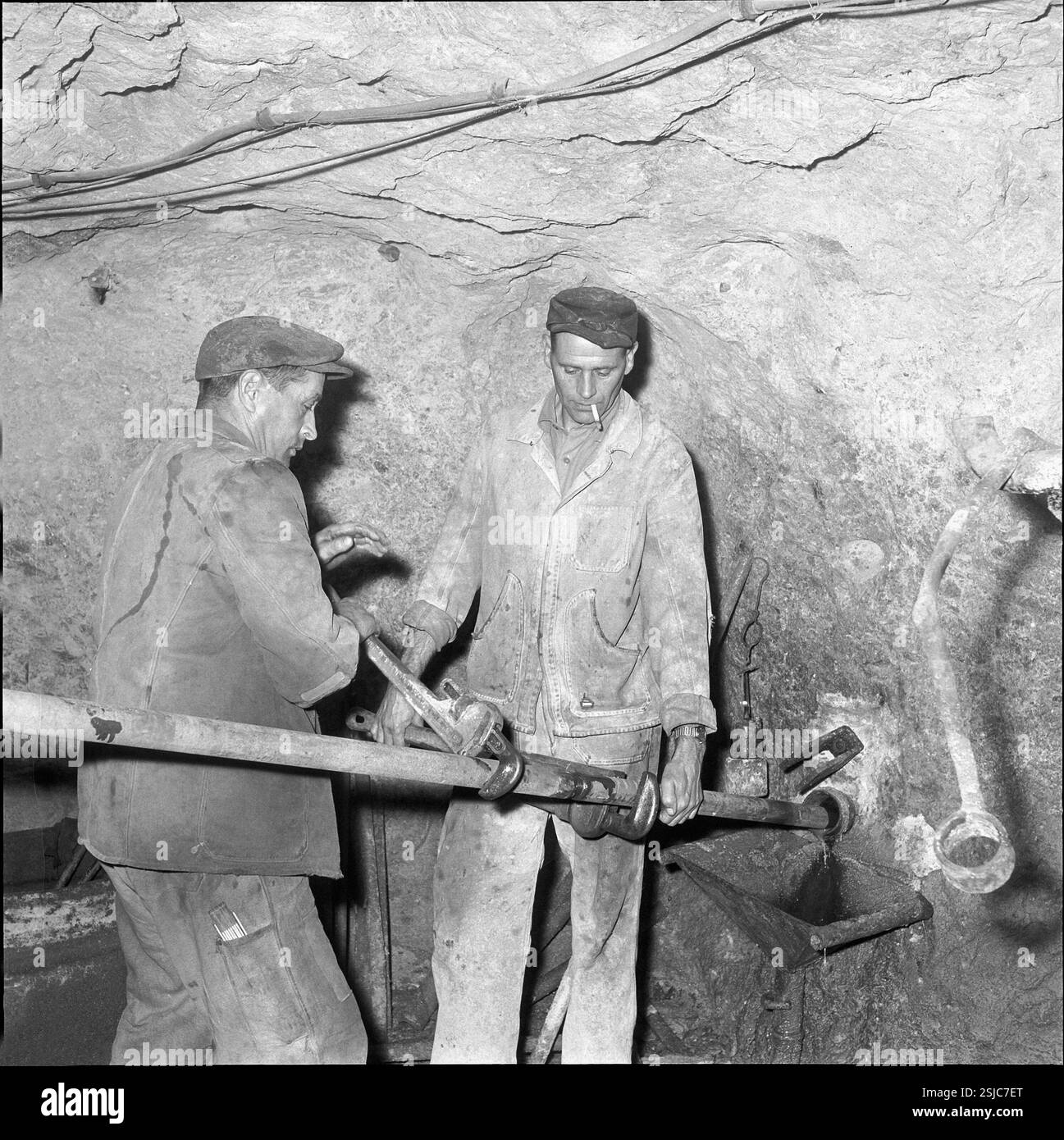 --- Arbeiter im Salzbergwerk Bex; 1959#lavoratori nella miniera di sale di Bex; 1959- RDB DI DUKAS Foto Stock