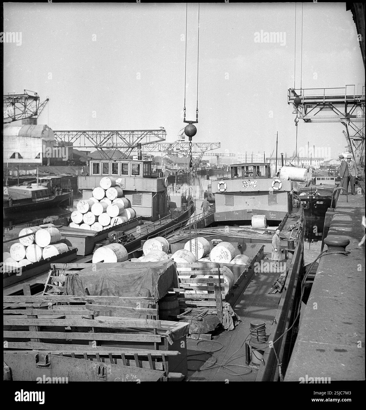 --- Warenverlad, Rheinhafen Basilea, 1943#Loading Bay, Rhine Harbour, Basilea, 1943- RDB DI DUKAS Foto Stock