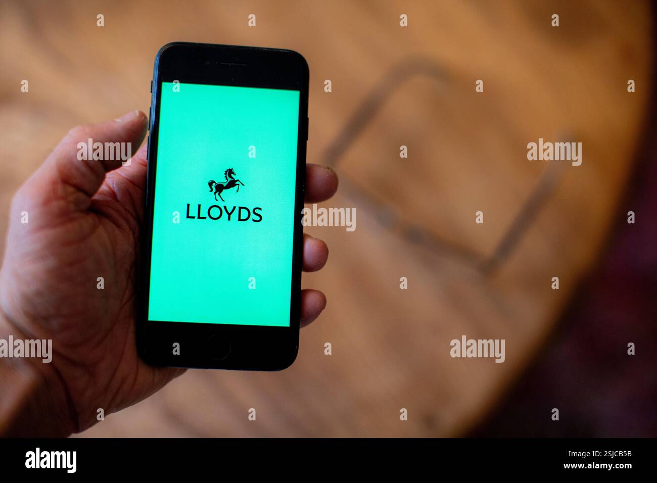 Un telefono cellulare in attesa che mostri l'app Lloyds Banking aperta sullo schermo. Credito fotografico: SMP News Foto Stock