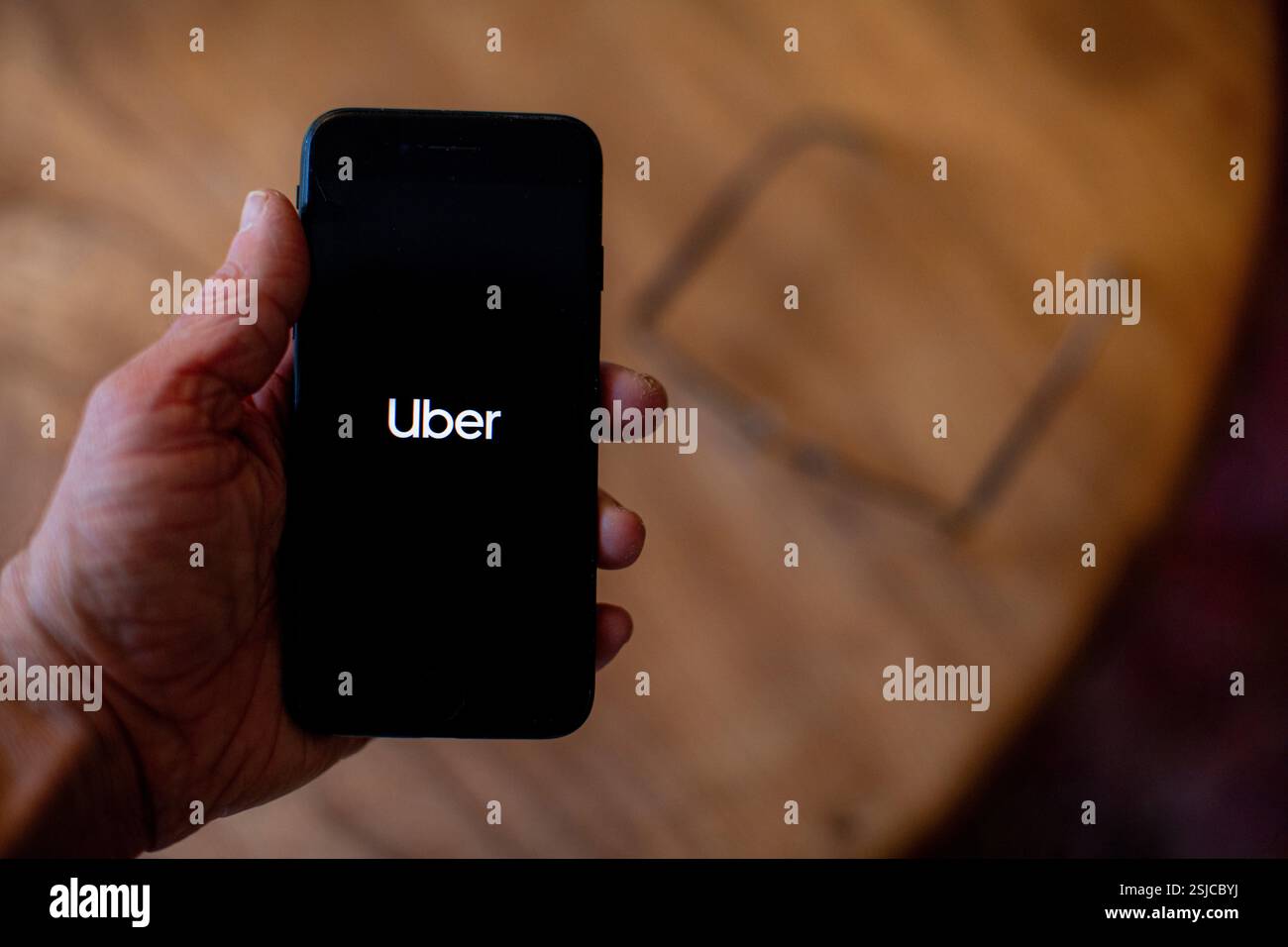 Un telefono cellulare in attesa che mostri l'app Uber aperta sullo schermo. Credito fotografico: SMP News Foto Stock