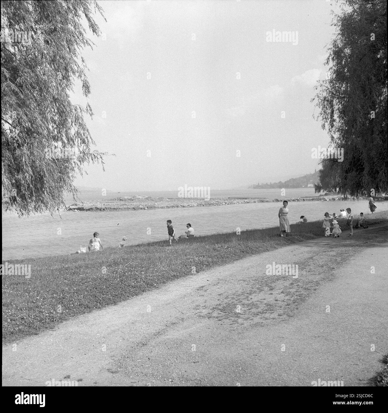 --- Mütter mit Kindern vor der Baustelle der künstlichen SAFFA-Insel, 1957#madri con bambini davanti al cantiere dell'isola artificiale DI SAFFA, 1957- RDB DI DUKAS Foto Stock